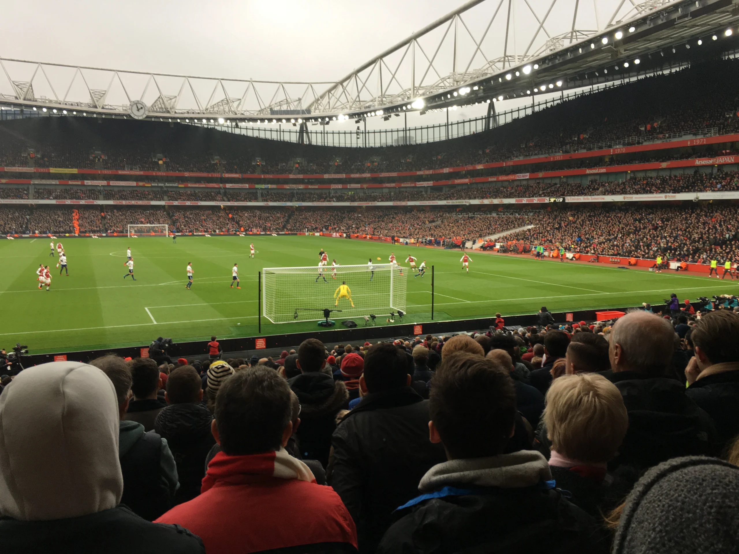 Noordzijde Emirates Stadium, onderin achter het doel