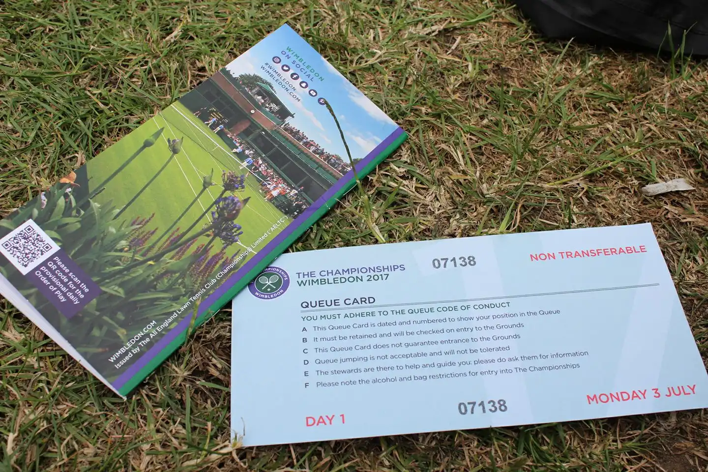 Foto van Queue Card op gras