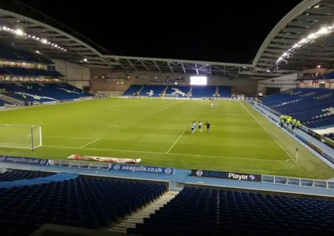 Uitzicht vanaf de South Stand, vaste plek van de fanatieke Brighton supporters bij het doel.