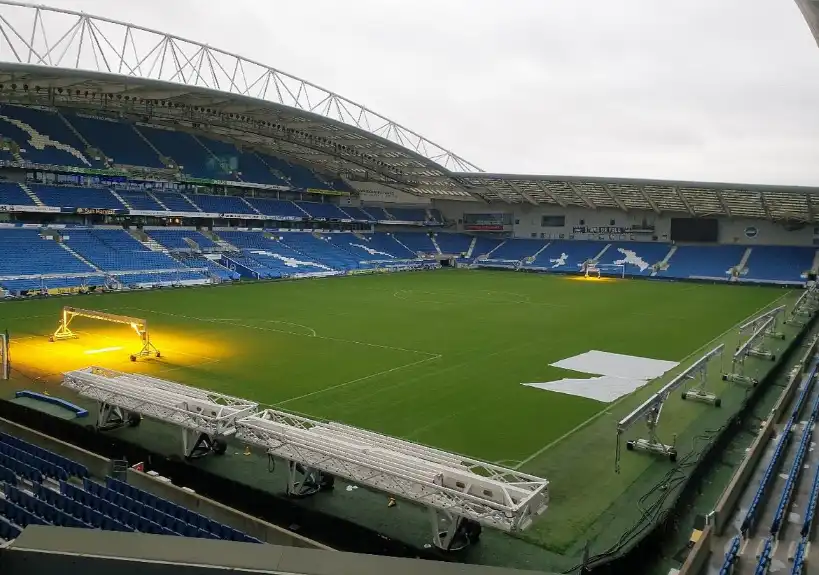 Uitzicht vanaf de Brighton South Stand, vaste plek van de fanatieke Brighton supporters bij het doel.